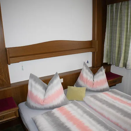 Haus Hahnenkamm Homestay *